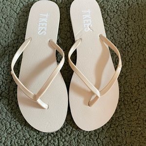 TKEES SANDALS